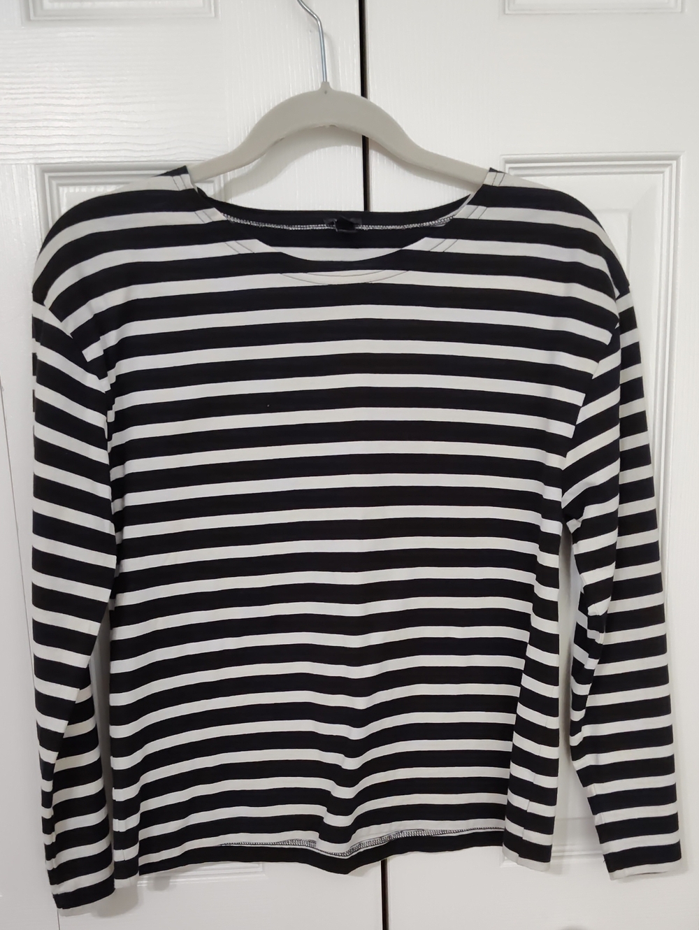 This J.Crew black and white striped long-sleeve tee features a classic boatneck